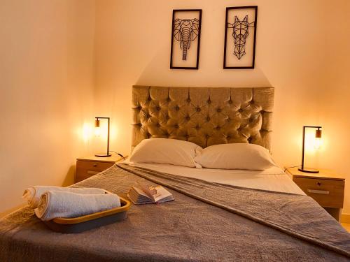sypialnia z dużym łóżkiem z 2 lampami w obiekcie Apartamento Exclusivo - Caribe Campestre Coveñas w mieście Coveñas