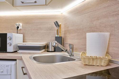 encimera de cocina con fregadero y microondas en Cozy 1-bed Apartment 2 en Plovdiv