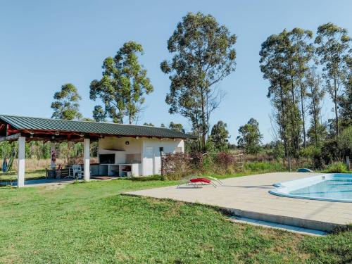 uma casa com piscina num quintal em Campo Verde III em Concordia