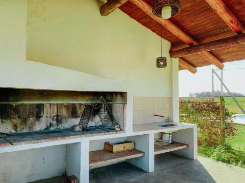 una sala de estar con chimenea en una casa en Campo Verde III en Concordia