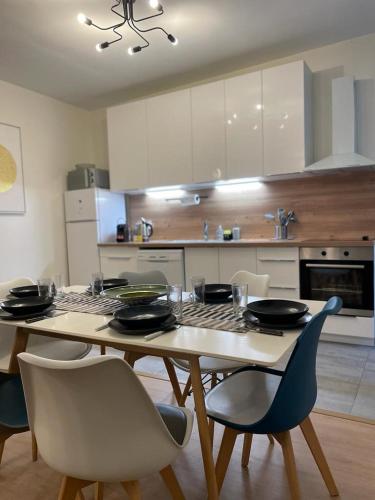une cuisine avec une table en bois et des chaises ainsi qu'une salle à manger dans l'établissement Historic hyper-center Bourges, à Bourges