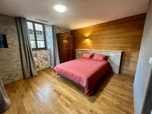 a bedroom with a bed with a red blanket at Nouveau appartement 12 personnes - chez mon boucher - in Rouffach