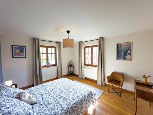 1 dormitorio con 1 cama, escritorio y 2 ventanas en Jardin d'Eden Family-sized Residence, 