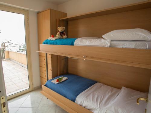 ein Schlafzimmer mit zwei Etagenbetten mit einem Teddybär darauf in der Unterkunft Appartement Menton, 3 pièces, 5 personnes - FR-1-196-193 in Menton