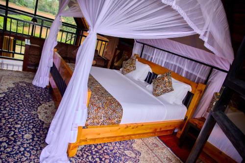 1 dormitorio con 1 cama con dosel en Shamba lodge, en Arusha