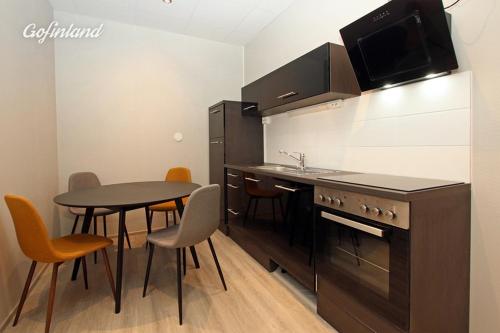 uma cozinha com uma mesa, um lavatório e um balcão em Kuukkeli Ivalo Airport Inn em Ivalo