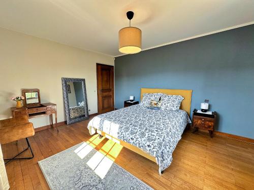 1 dormitorio con cama y pared azul en Jardin d'Eden Family-sized Residence, 
