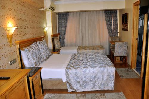 イスタンブールにあるグランド ヒサール ホテルのベッドと窓が備わるホテルルーム