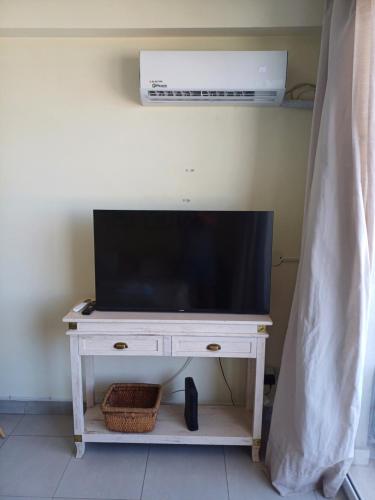un televisor en un puesto blanco con un televisor en Departamento Paseo de los Poetas Premium en Salta
