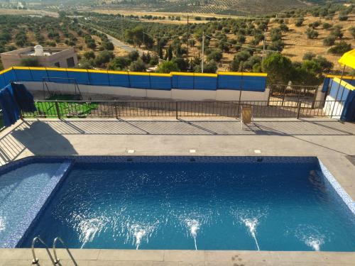 una gran piscina azul frente a un edificio en شاليه, 