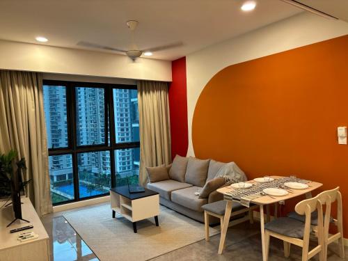 een woonkamer met een bank en een tafel bij The Ooak Suites, Kiara 163 by Bamboo Hospitality in Kuala Lumpur