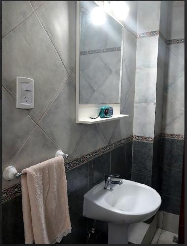 a bathroom with a sink and a mirror at Dpto Independiente Lanus Oeste in Gerli