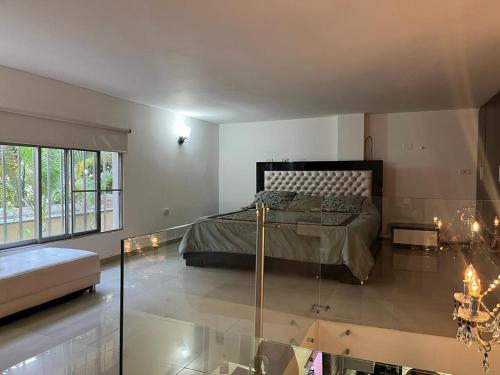 ein Schlafzimmer mit einem Bett und einem Glasboden in der Unterkunft Hermoso apartamento ubicado en uno de los mejores sectores de la ciudad in Cali