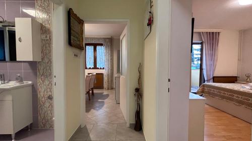 un bagno con lavandino e una camera con un letto di Apartments Marija a Novigrad Istria