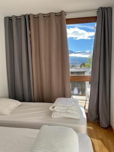 - une chambre avec 2 lits et une fenêtre avec vue dans l'établissement Appartement 3 pièces à Bolquère - 6 personnes, à Bolquère-Pyrénées 2000