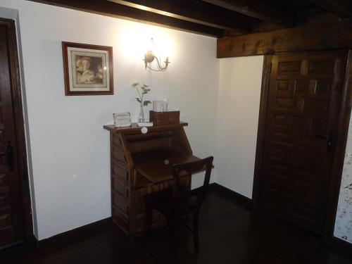 a room with a desk and a picture on the wall at LA CASONA DE ESCALADA in Escalada