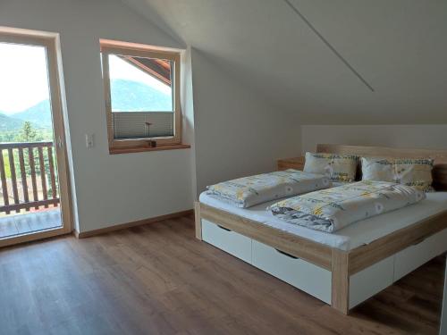 1 dormitorio con 2 camas y balcón en Ferienwohnung Buchacher, en Dölsach