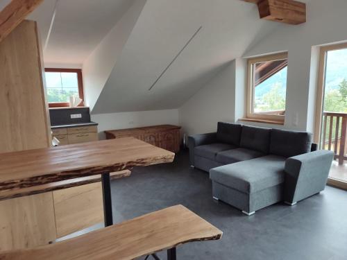 ein Wohnzimmer mit einem Sofa und einem Tisch in der Unterkunft Ferienwohnung Buchacher in Dölsach