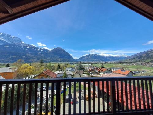 desde el balcón de una casa con vistas a las montañas en Ferienwohnung Buchacher, en Dölsach