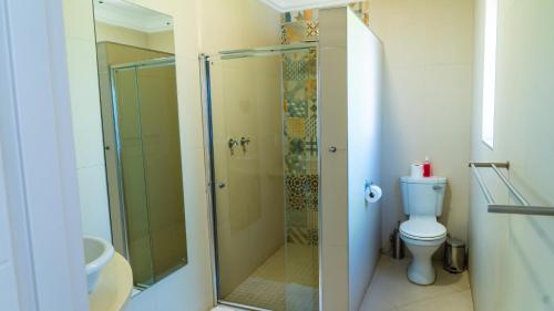 Bilik mandi di Windhoek Gardens Boutique Hotel