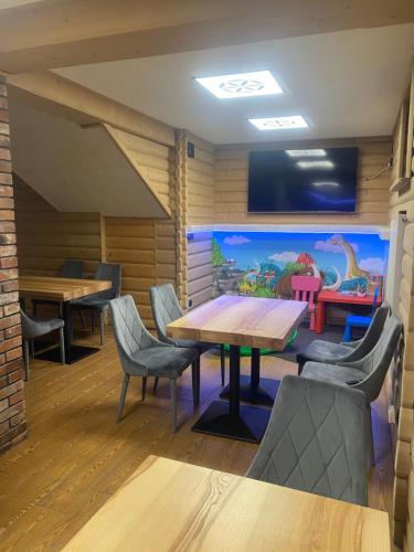 a dining room with tables and chairs and a large aquarium at Śwarna Wynajem Pokoi in Zakopane