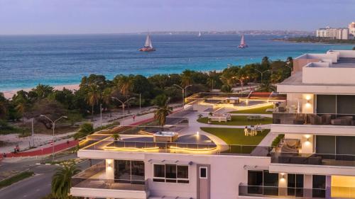 O Condominium Beachfront Residences, by Bocobay Aruba في شاطئ بالم إيغل: اطلالة هوائية على مبنى مع المحيط في الخلفية