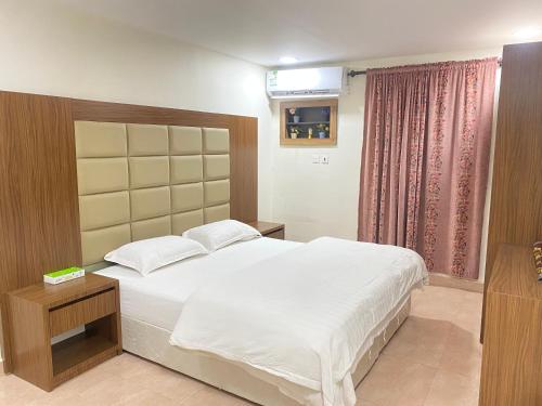 een slaapkamer met een groot wit bed en een raam bij شقق بيت الايواء للشقق المخدومة in Dammam