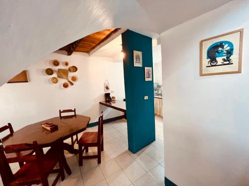 a dining room with a table and a desk at Casa en el Centro Corazón de Xalapa a metros de Palacio de gobierno, Zona UV, IMSS in Xalapa