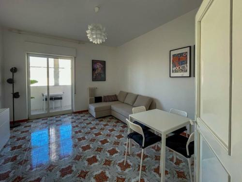 uma sala de estar com um sofá e uma mesa em Casa Carriero em Bari