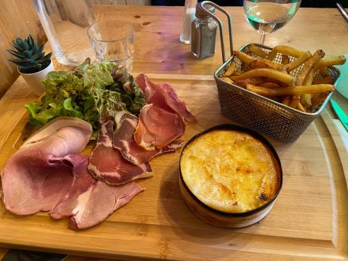 - un plateau de nourriture avec de la viande et des frites sur une table dans l'établissement BEL APPARTEMENT MONTAGNE AVEC VUE, à Orcières