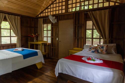 um quarto com duas camas num quarto em Hidden Paradise Lodge em Drake