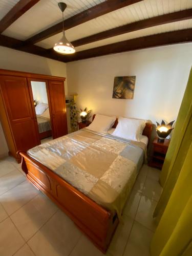 Una cama o camas en una habitación de LES VILLAS PAMEYAQUE 2 F2 avec 1 piscine et 1 F3 avec 1 piscine, Superbe Vue sur la mer