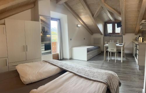 1 dormitorio con 1 cama y 1 mesa en una habitación en Baita Mattia, en Livigno