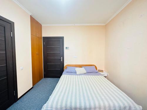 Ένα ή περισσότερα κρεβάτια σε δωμάτιο στο Apartments on the embankment