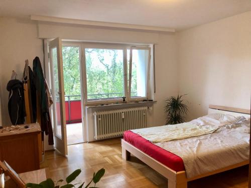 - une chambre avec un lit et une grande fenêtre dans l'établissement 2-Zimmer Apartment, à Sinsheim