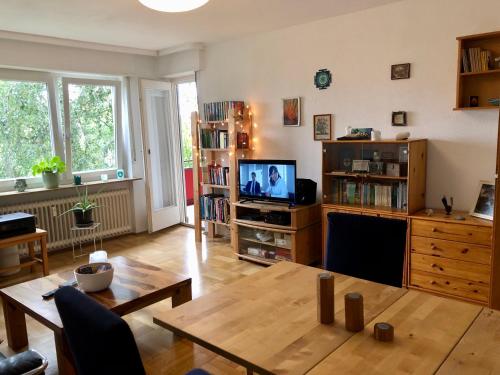 - un salon avec une table et une télévision dans l'établissement 2-Zimmer Apartment, à Sinsheim