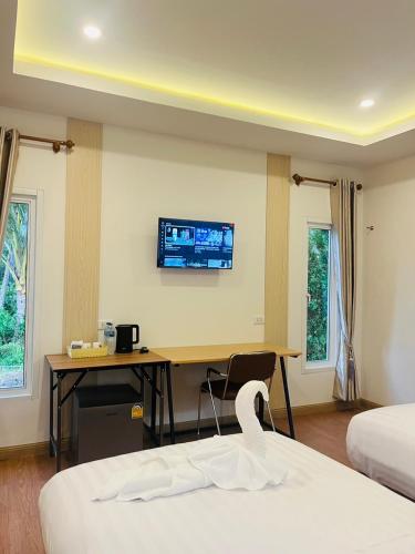 Una televisión o centro de entretenimiento en Koh Yao Modern Inn -SHA Plus
