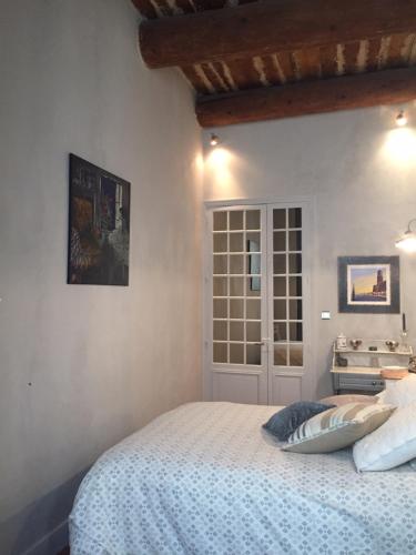 une chambre avec un lit et une fenêtre dans l'établissement les Arcenaulx de Marianne, à Marseille