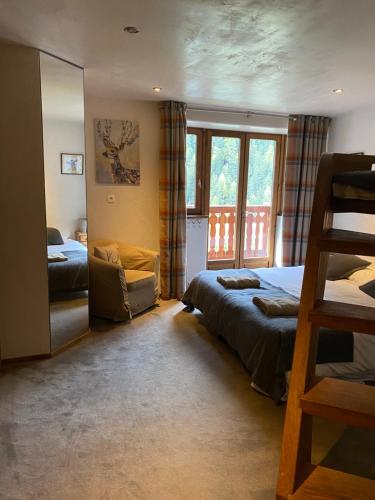 1 dormitorio con 2 camas y escalera en Chalet Marron by Tarentaise Properties, en Sainte-Foy-Tarentaise