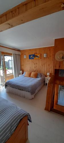 a bedroom with a large bed in a room at Condominio Don Alberto in Pichilemu