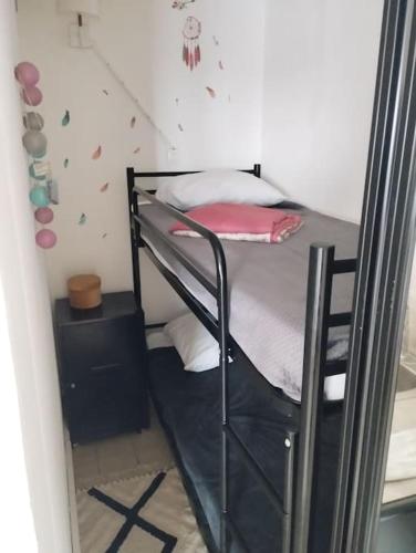 Cette petite chambre comprend un lit superposé. dans l'établissement Studio cabine climatisé sur le port de Mèze, à Mèze