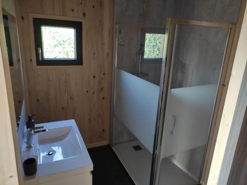 Phòng tắm tại Gîte de la Bridolée, sauna et bain nordique