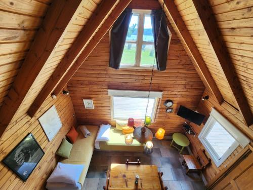 una vista aérea de una sala de estar en una cabaña de madera en Luna Llena Dina Huapi en Dina Huapi