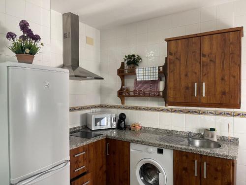 eine Küche mit einem Kühlschrank und einer Waschmaschine in der Unterkunft APARTAMENTO LA MAGDALENA in Córdoba