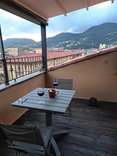 - une table avec deux verres de vin sur le balcon dans l'établissement Appartamento Sentiero Azzurro 2, à La Spezia