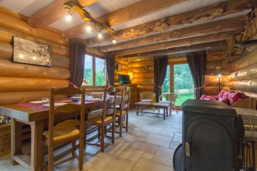 Photo de la galerie de l'établissement Chalet en rondins le Bécan tout proche des Ecrins, à Les Bosses