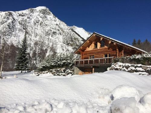 Photo de la galerie de l'établissement Chalet en rondins le Bécan tout proche des Ecrins, à Les Bosses