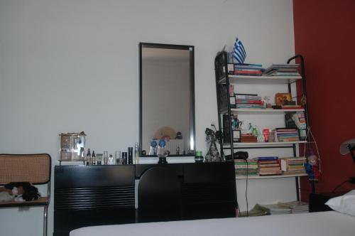 - une chambre avec un bureau avec un miroir et un lit dans l'établissement ellie, à Patras