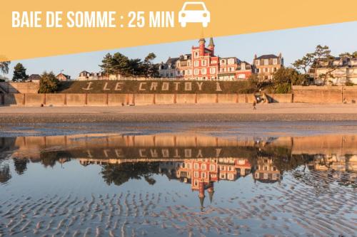 a reflection of a building in a body of water at Le voyageur - T2 hyper centre in Abbeville