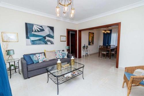uma sala de estar com um sofá e uma mesa em 1R apartamentos in Santo Domingo em Villa Mella